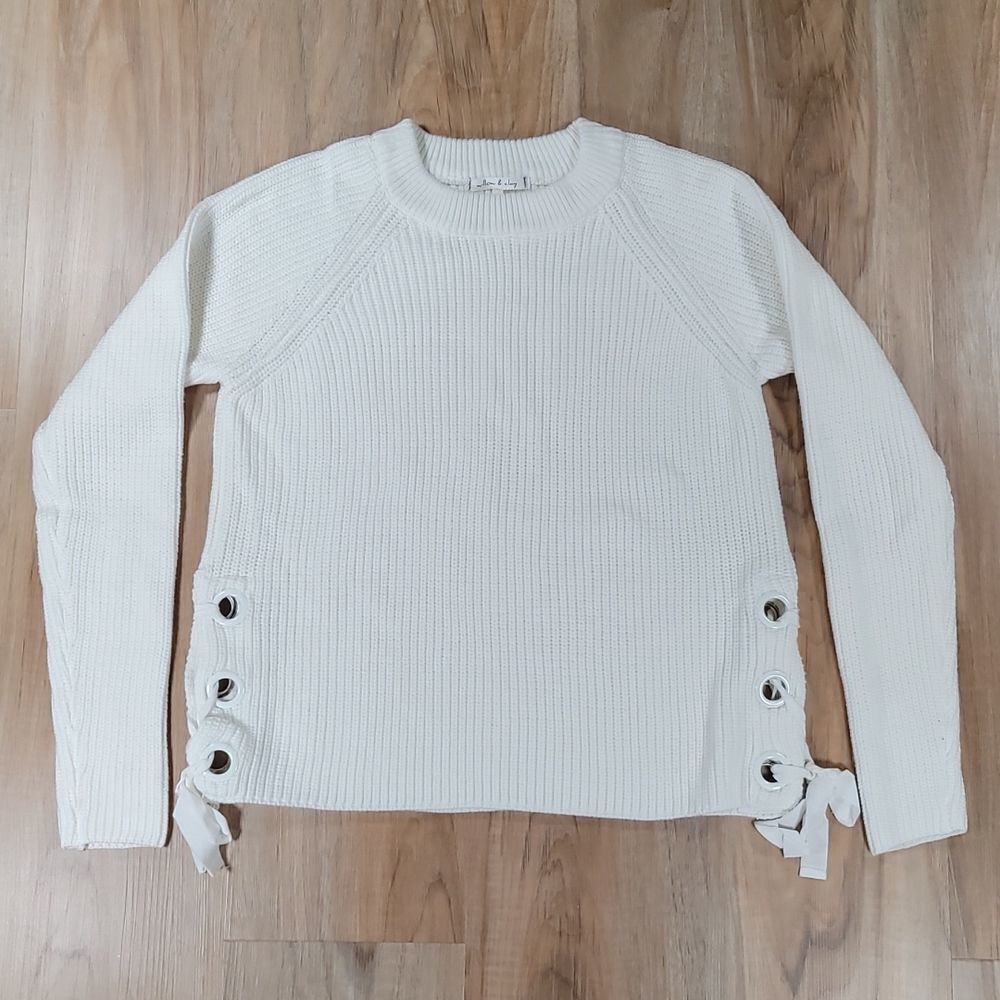 🔹️Willow & Clay Cream Grommet Lace up Sweater Large